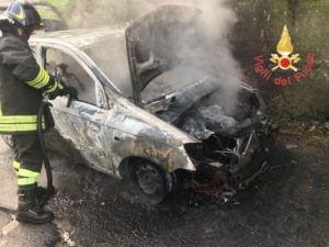 Auto in fiamme nel comune di Borgia