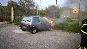 Catanzaro – Auto in fiamme, in salvo il conducente