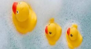 I pericoli delle anatre di plastica nel bagno dei bambini. Dovremmo vietarle?