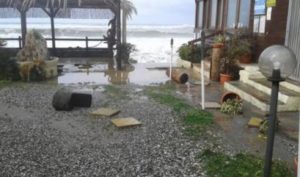 Violente mareggiate in Calabria, danni ai lungomari e disagi