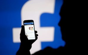 Postava immagini pornografiche su Facebook, 58enne arrestato
