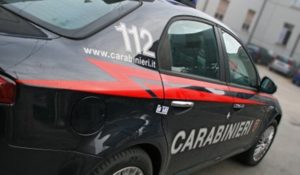Vede carabinieri e lancia marijuana dal finestrino auto, arrestato 40enne di Guardavalle
