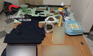 Armi e oggetti per rituali di affiliazione alla ‘Ndrangheta, due fratelli arrestati