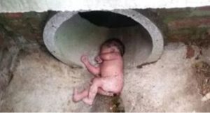 Neonata abbandonata con il cordone ombelicale ancora attaccato trovata viva dentro uno scolo