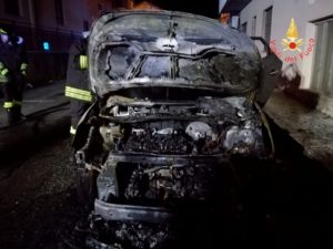 Auto distrutta dalle fiamme nella notte