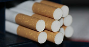 Cassazione, niente licenziamento per chi fuma in orario d’ufficio nonostante il divieto