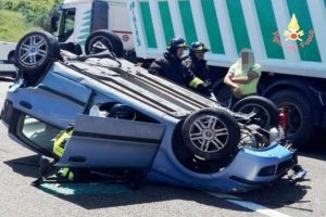 Borgia – Tamponamento tra auto e furgone sulla SS106 in direzione Soverato, tre feriti