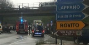Scontro tra due auto sotto la pioggia, un morto e diversi feriti