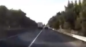 VIDEO | S. Andrea Jonio – SS 106, autocarro sorpassa colonna di auto in prossimità di una curva