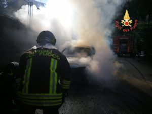 Due auto in fiamme a Copanello, disagi sulla Ss 106