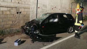 Auto con quattro giovani sbatte contro il guardrail, un morto e tre feriti