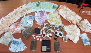 Droga nell’auto ed a casa 82mila euro in contanti, due fratelli arrestati
