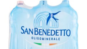 L’acqua minerale ha un cattivo odore: SoGeGross ritira bottiglie della San Benedetto Naturale 2 litri