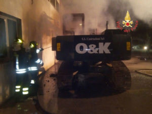 Incendio distrugge un escavatore a Catanzaro