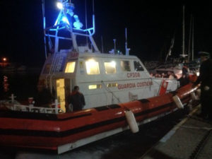 38 migranti su una barca soccorse al largo costa calabra