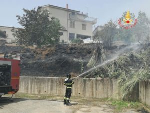 Incendio sterpaglie e canneto vicino case popolari nel comune di Centrache