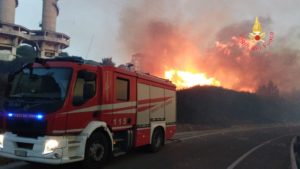 Incendio di macchia mediterranea a Copanello, intervento dei Vigili del Fuoco