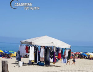Occupano abusivamente spiaggia per vendere capi d’abbigliamento, due denunce
