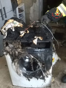 Lavatrice in corto circuito provoca incendio, famiglia in salvo