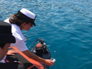 La Guardia Costiera libera cavallucci marini nel mare di Soverato