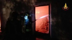Incendio all’interno di un residence, intervento dei vigili del fuoco