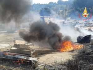 Vasto incendio a Girifalco distrugge alcuni automezzi di azienda