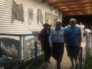 Vittorio Sgarbi visita il “Dadada Beach Museum” di Montauro