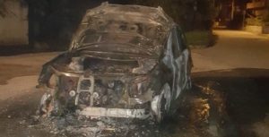 Auto distrutta dalle fiamme a Cardinale