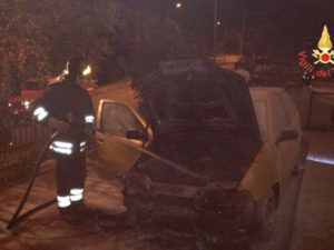 Auto distrutta dalle fiamme nella notte a Olivadi