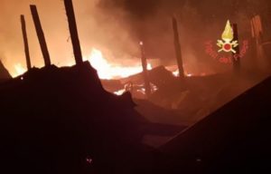 Incendio distrugge capannone, morti diversi animali