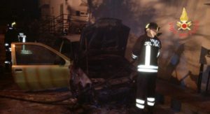 Incendiati sette mezzi di cittadini dell’est europeo