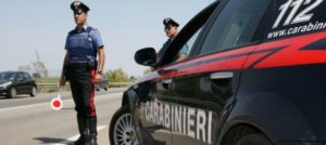 Tenta di travolgere carabinieri a posto blocco, 30enne arrestato