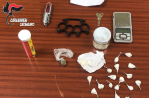 Trovate 23 dosi di cocaina in un ciclomotore abbandonato, 21enne arrestato