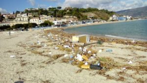 Da dove vengono i detriti della spiaggia di Soverato?