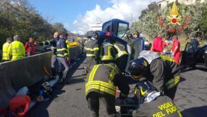 Violento sconto tra due auto sulla Ss 280 “Dei due mari”, sei feriti