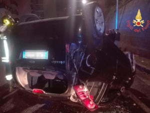 Auto si ribalta a Catanzaro, tre giovani feriti