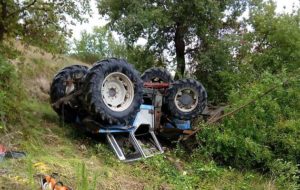 Tragedia in Calabria,  84enne muore schiacciato dal suo trattore