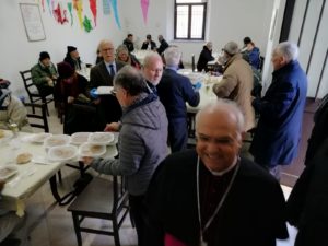 Mons. Bertolone al pranzo natalizio con i poveri della città di Catanzaro