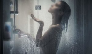 Scoperta choc, filmata nella doccia della sua camera d’albergo