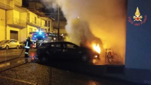 Quattro auto in fiamme nella notte a Badolato, avviate indagini