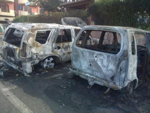 Incendiate due auto di padre e figlio