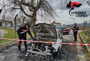 Incendia la propria auto ma viene sorpreso dai carabinieri, uomo denunciato