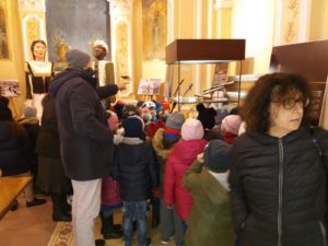 Gli alunni delle scuole primarie e medie di Tiriolo in visita alla mostra sugli strumenti musicali nella tradizione popolare calabrese