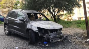 In fiamme l’auto di un dirigente del Comune di Soverato, indagini dei carabinieri