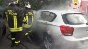 Auto in transito prende fuoco, intervento dei Vigili del Fuoco