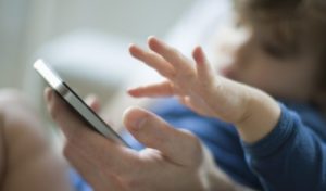 No allo smartphone di notte ai bambini: i medici britannici incoraggiano un “veto” legale