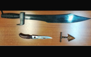 Trovato in auto con una spada e coltello, 28enne denunciato