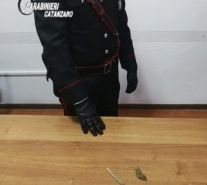 Controlli nelle scuole dei Carabinieri, segnalato studente con uno spinello