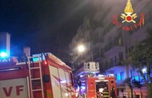 Incendio in un appartamento, palazzo fatto sgomberare