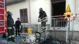 Stufa brucia le coperte, incendio in un’abitazione